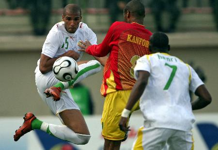 误判，意丁联赛中皮球从边网打进，裁判判罚进球有效