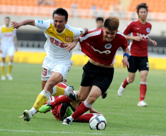 告别队长，热刺球员赛后在球场上将孙兴慜高高抛起