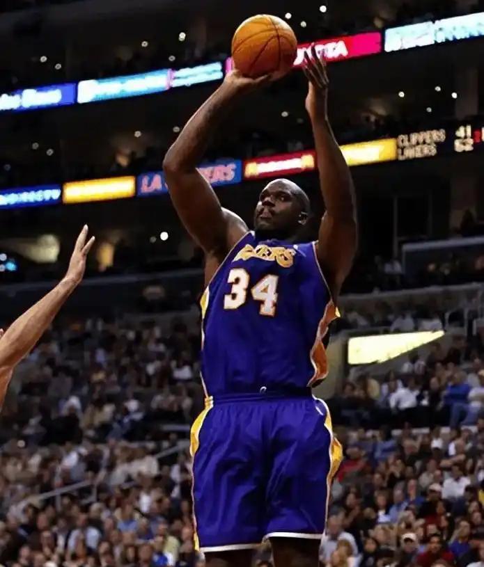 阿森纳3-1拜仁破其不败金身，马杜埃凯首球诺伊尔失误送礼